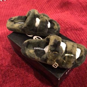 NIB bebe Fanny camo slide sandals
